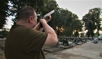 Poľovačka na cintoríne. V Topoľčanoch dostali na pietnom mieste povolenie loviť vtáky