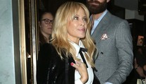Hádam nikdy nebola krajšia. Kylie Minogue po boku snúbenca kvitne