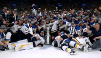 VIDEO: Hráči St. Louis prvýkrát získali Stanleyho pohár, Boston zdolali na jeho ľade