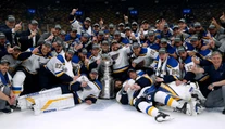 VIDEO: Hráči St. Louis prvýkrát získali Stanleyho pohár, Boston zdolali na jeho ľade