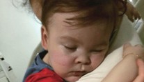 Malý Alfie Evans zomrel niekoľko dní po odpojení od prístrojov
