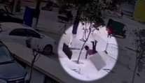 Nebezpečná hra: Chlapec hodil petardu do kanála a vyletel tri metre do vzduchu