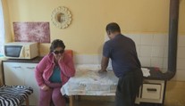 Z ničoho nič sa jej zhoršuje zrak. Manžel žiadal o opatrovateľský príspevok, narazil však na problém