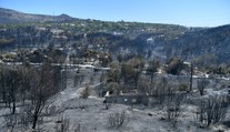 Veľký požiar pri Aténach sa podarilo uhasiť, stále však hrozí vznietenie