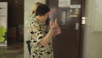 VIDEO: Majiteľku spievajúceho domu vzali do väzby. Všetkým nadávala a ukazovala hanlivé gestá