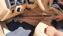 Maďarskí policajti zastavili beznohého vodiča. Porsche Cayenne riadil drevenými palicami