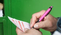 Z hrania hazardných hier sa tento rok dobrovoľne nechal vylúčiť rekordný počet Slovákov