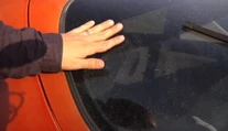 Niekto v Humennom zničil desiatky áut sivými bodkami