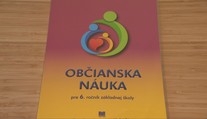 Učebnicu občianskej náuky, ktorá učí o rozvrátených rodinách, nestiahnu. Rezort však avizuje zmeny