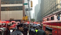 Panika na newyorskom Manhattane: Do budovy vrazil vrtuľník, pri nehode zahynul pilot