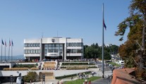 DOD v parlamente: Na novom stožiari vztýčili slovenskú vlajku