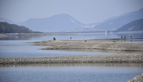 Pátranie po rybároch na Liptovskej Mare. Prevrátil sa im čln, dvaja sa nevynorili