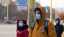 Respirátory sú od pondelka povinné vo všetkých interiéroch. Pozrite si, kto má výnimku
