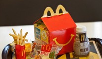 McDonald's sťahuje z obehu milióny fitnes náramkov rozdávaných v Happy Meal