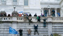 Policajti zranení počas útoku na Kapitol môžu žalovať Trumpa