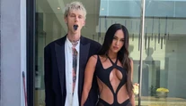 Megan Fox sa zasnúbila s raperom. Po zásnubách údajne pili navzájom svoju krv