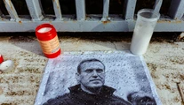 Polícia v Rusku narušovala pietne spomienky na počesť Navaľného