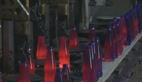 Sklo je jediný materiál, ktorý sa dá recyklovať donekonečna. Pozrite sa, ako vzniká fľaša