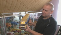 Skladá modely nákladiakov z papiera. V zbierke nechýbajú ani tie, na ktorých aj jazdil