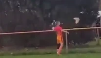 VIDEO: Frustrovaný hráč šokoval svojim skratom: Jediným kopancom zabil sliepku