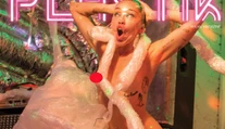 Že sa nedá zájsť ešte ďalej? Nahá Miley na najnechutnejších fotkách kariéry