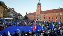 Tisíce Poliakov demonštrovalo proti verdiktu súdu a za členstvo v Európskej únii
