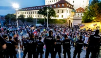 Lengvarského zákon o covidpasoch prešiel prvým čítaním. Protest pred parlamentom bude pokračovať