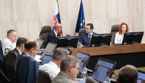 Vláda schválila návrh na odvolanie Aláča, prezidentke tiež predstavila meno možného nástupcu