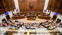 Poslanci začali rokovanie správou špeciálneho prokurátora Lipšica. Riešiť majú aj predčasné voľby z dielne Kollára