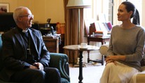 Poriadne faux pas. Angelina Jolie na stretnutí s arcibiskupom bez podprsenky