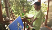 Hoci má postihnutie, rozhodol sa byť maliarom. Tvrdo trénoval, nevzdával sa a úspech sa dostavil