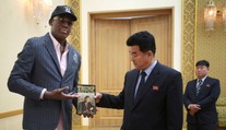 Dennis Rodman v Severnej Kórei daroval Trumpovu knihu Umenie urobiť dohodu