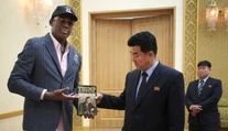Dennis Rodman v Severnej Kórei daroval Trumpovu knihu Umenie urobiť dohodu