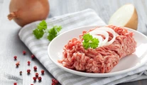 Kaufland sťahuje z pultov mleté hovädzie mäso. Môže obsahovať kúsky plastu
