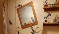Aj Banksy pracuje z domu. Vtipné umelecké dielo vytvoril v kúpeľni