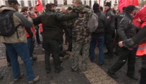 Dráma pred Prezidentským palácom. Po červenej dymovnici sa zatýkalo
