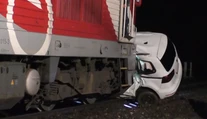 Tragická nehoda neďaleko Prievidze. Rýchlik tlačil auto niekoľko metrov, vodič bol na mieste mŕtvy