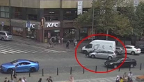 Šoférovi sa nechcel riešiť priestupok, policajta nabral na kapotu a odišiel s ním