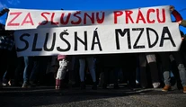 Vysoké zisky, nízke mzdy. Časť zamestnancov Unicredit Bank sa zhromaždila pred centrálou, vstúpili do štrajku