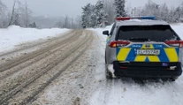 Sneh na cestách je často nepriateľom šoférov. Prečítajte si rady, ako jazdiť bezpečne