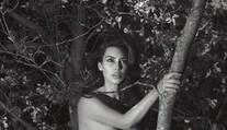 Nahá Kim Kardashian na strome. Bradavky jej zakrývajú iba hviezdičky