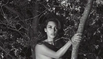 Nahá Kim Kardashian na strome. Bradavky jej zakrývajú iba hviezdičky
