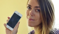 Dostala nový mobil. Zostala v nemom úžase, čo v ňom našla
