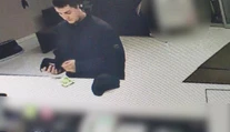 Nové fotky mladíka, ktorý dobodal ženu. Môže mať psychické problémy a konať nevyspytateľne