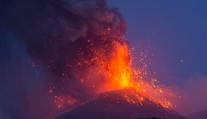 VIDEO: Zasnežená Etna sa opäť prebudila k životu. Chrlí lávu a popol