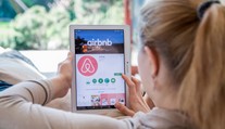 Ubytovacia služba Airbnb má problém. Paríž ju chce zažalovať