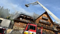 OBRAZOM: Na Kysuciach horel známy hotel Marlene. Ľudí evakuovali a požiar lokalizovali