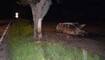Tragická nehoda pri Trnave. Muž (†38) po náraze do stromu uhorel v aute