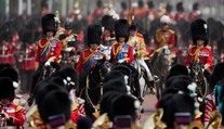 Kráľovská oslava narodenín. Karol III. prišiel na vojenskú prehliadku prvýkrát ako panovník