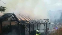Oheň zachvátil rodinný dom v Čiernom Balogu. Rozšíril sa aj na priľahlé stavby